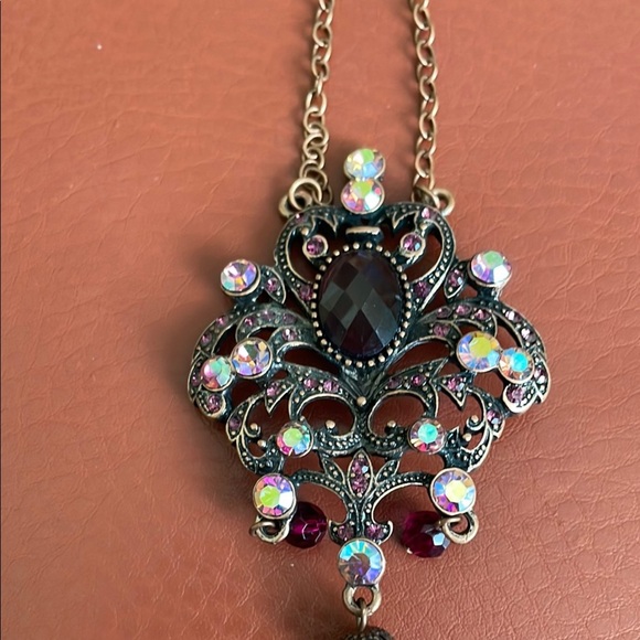 Elegant Gold and Red Pendant Necklace - Picture 2 of 3